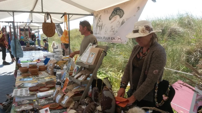 Afbeelding van de Roots Market op de Boulevard in Egmond aan Zee